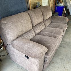 Catnapper Reclining Sofa -like new