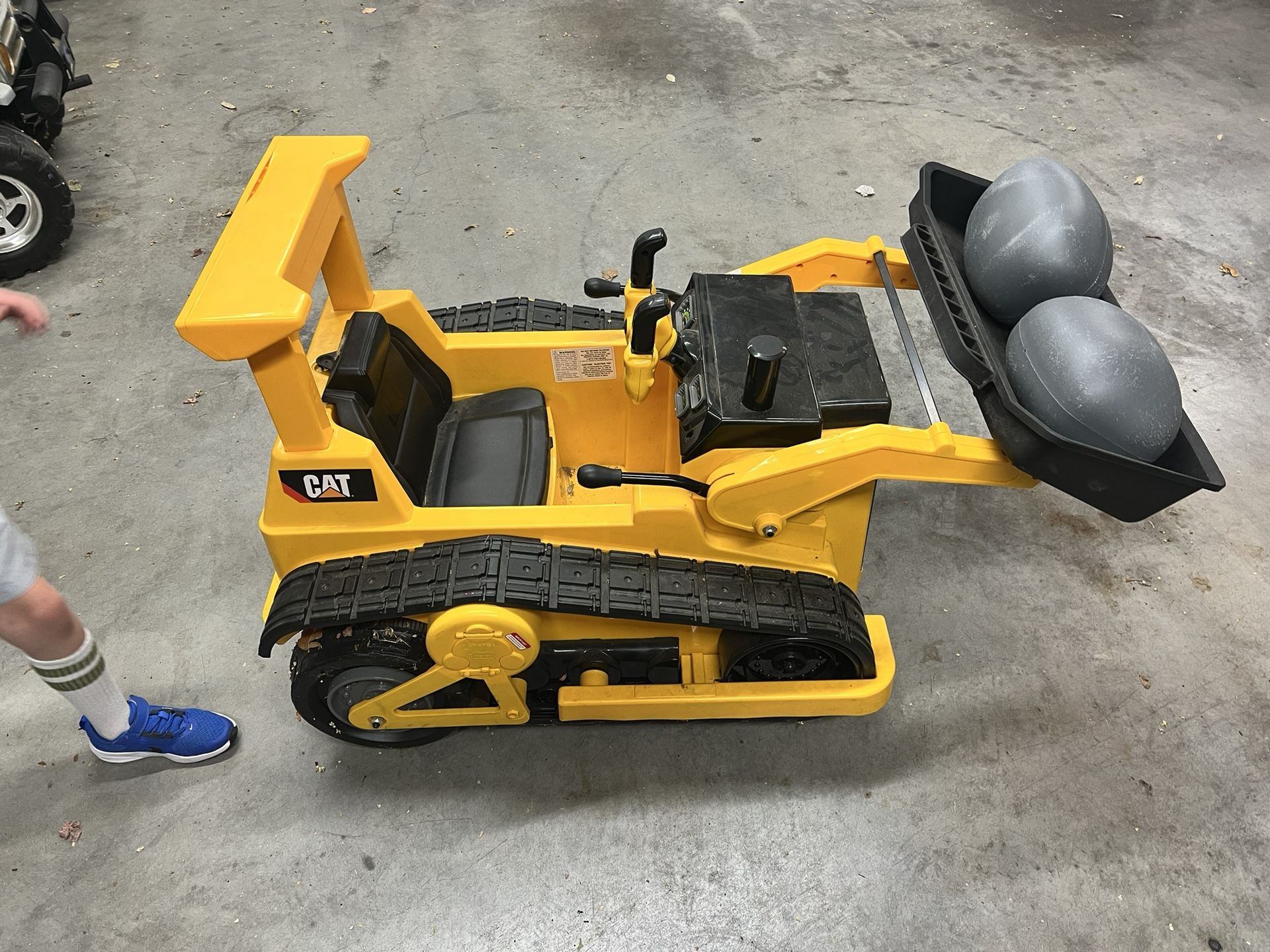 Kid Trax 12v CAT D9 Bulldozer Ride On Toy