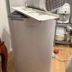 SELLING AC FRIGIDAIRE 12K BTU IN NEARLY NEW CONDITION WE NO LONGER NEED IT FOR $300 OR BEST OFFER