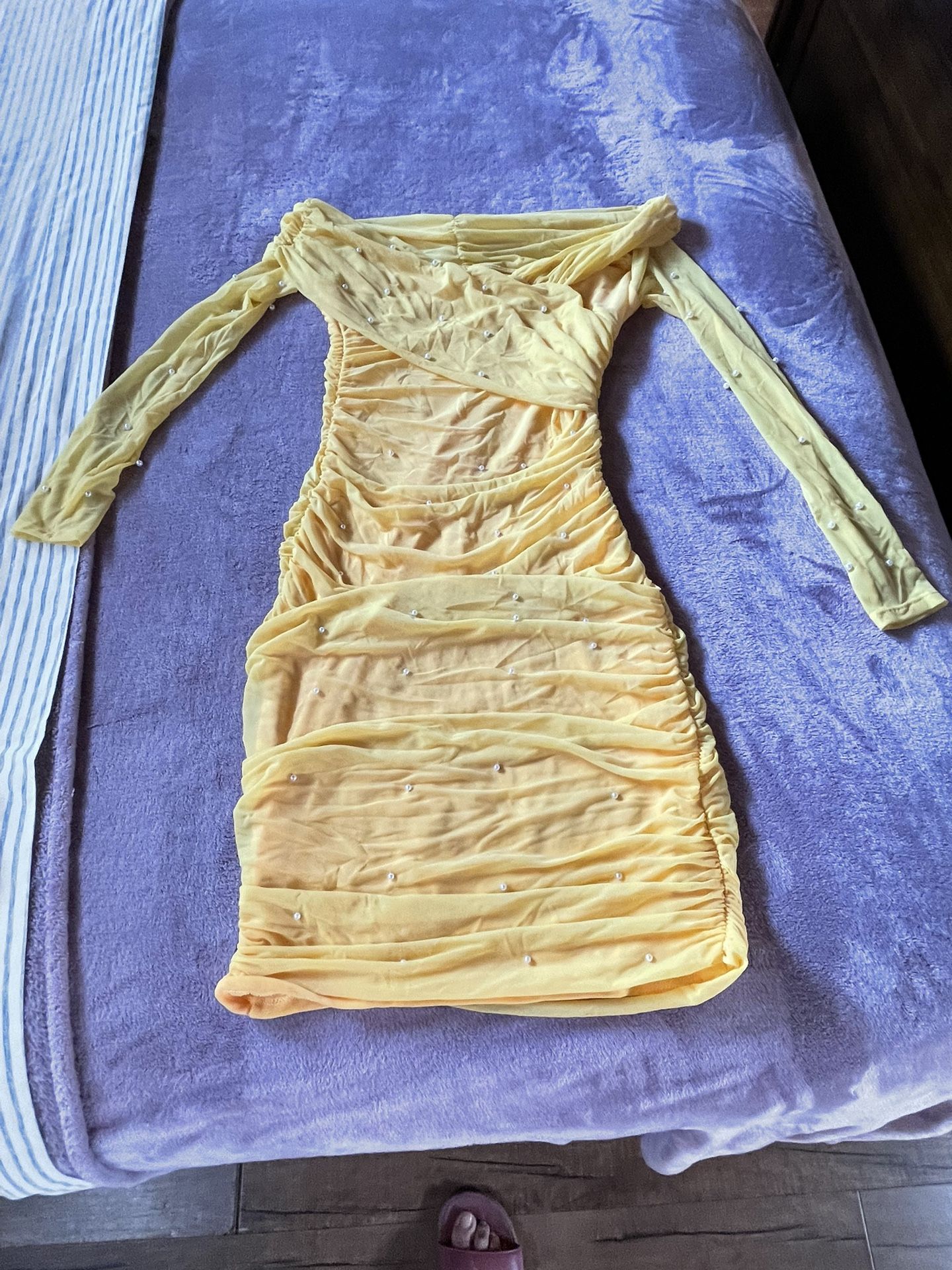 Medium Yellow Dress Can Fit A Large Also