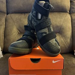 Lebron Soldier 10(GS) 4Y.  $100  OBO Make  An Offer ☺️