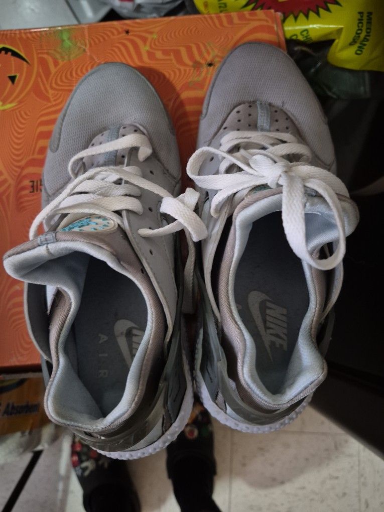 Nike Huaraches Size 9
