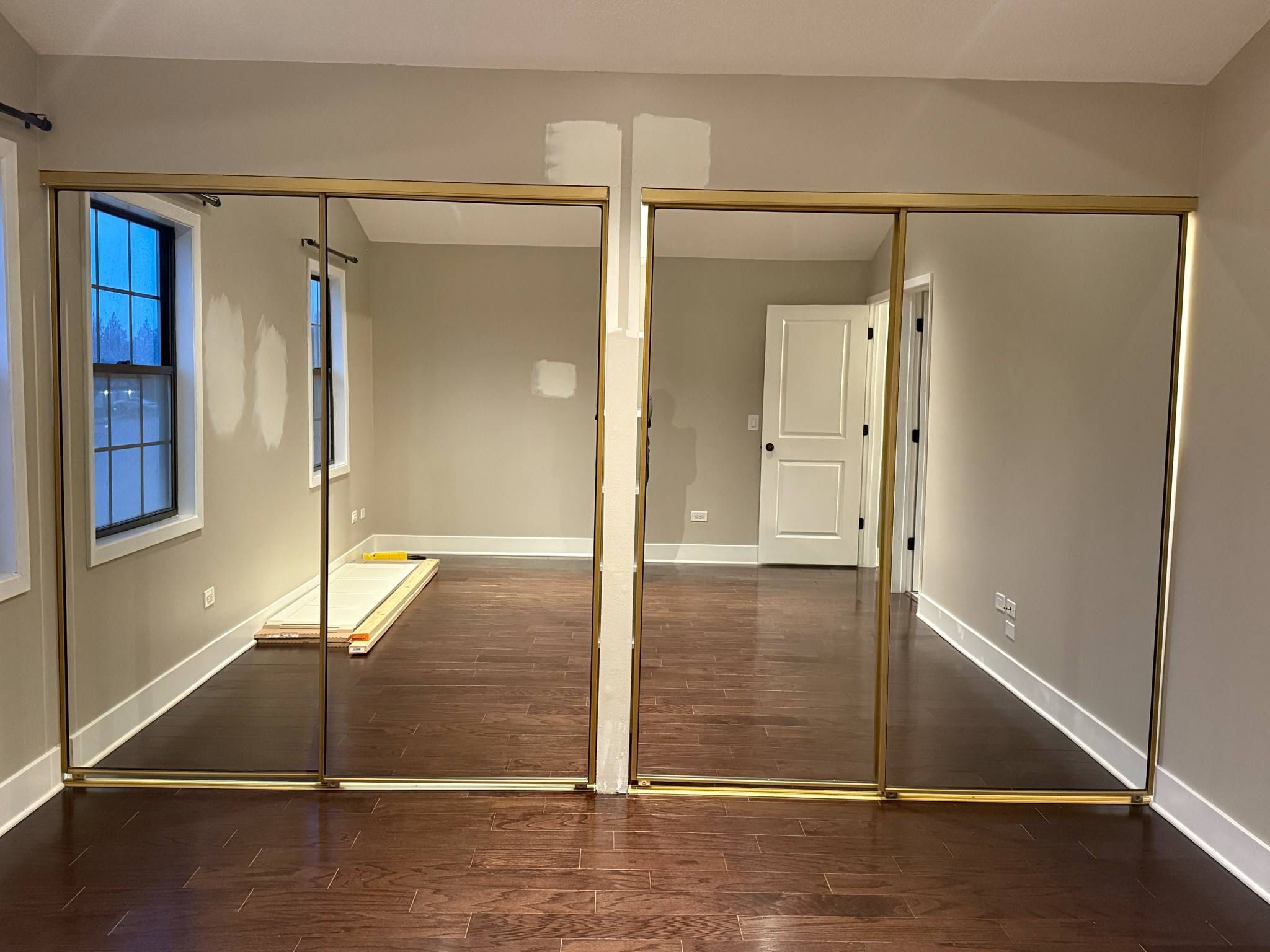 Closet Full Set 4 Doors Gold Satin + Interior Shelves And Hangers