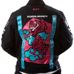 NWT  Reason Brand  Black Denim Jacket  Button  Tiger Cloud Print & Stitched Trim Skulls Iron Cross 13 Scorpion Spade Pink Aqua Sky Blue Men Size 2XL 