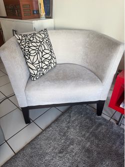 Modern Accent Chair - Excellent Condition / Sillón moderno color crema en excelente estado