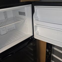 Emerson Refrigerator 10.1 Cu

