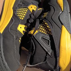 JORDAN 4 RETRO (PS) SIZE 13C BLACK/ WHITE/YELLOW