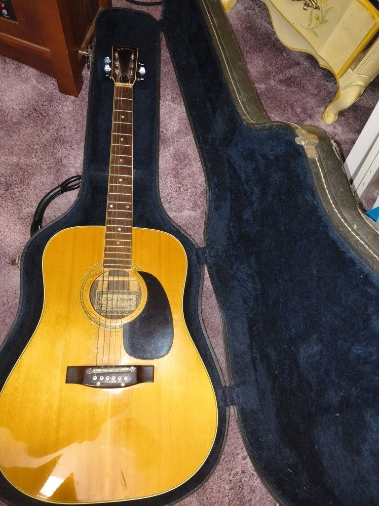 SUZUKI ACOUSTIC GUITAR 