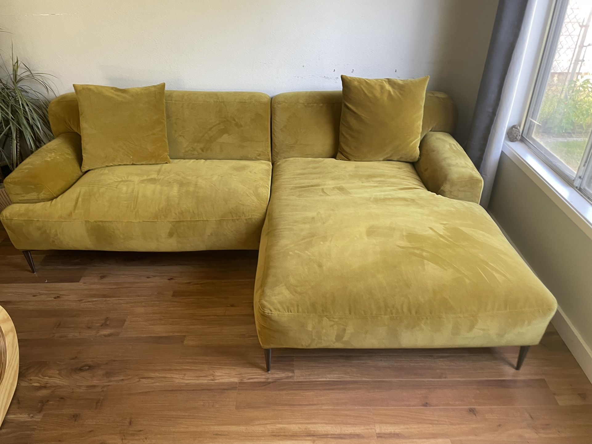 Velvet Right Sectional- Plush Yarrow Gold 