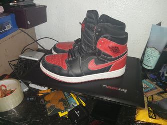Nike Air Jordan 1 Retro sneakers in the black and red "Bred" 