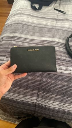 Micheal Kors Small Women Purse 100 $