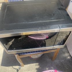 Insignia  Microwave New 