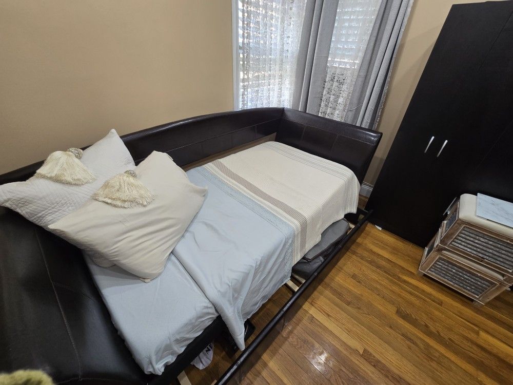 Daybed Brown Leather With Bottom Addition Trundle ( Twin Pull Out ) Space One Mattress Included
