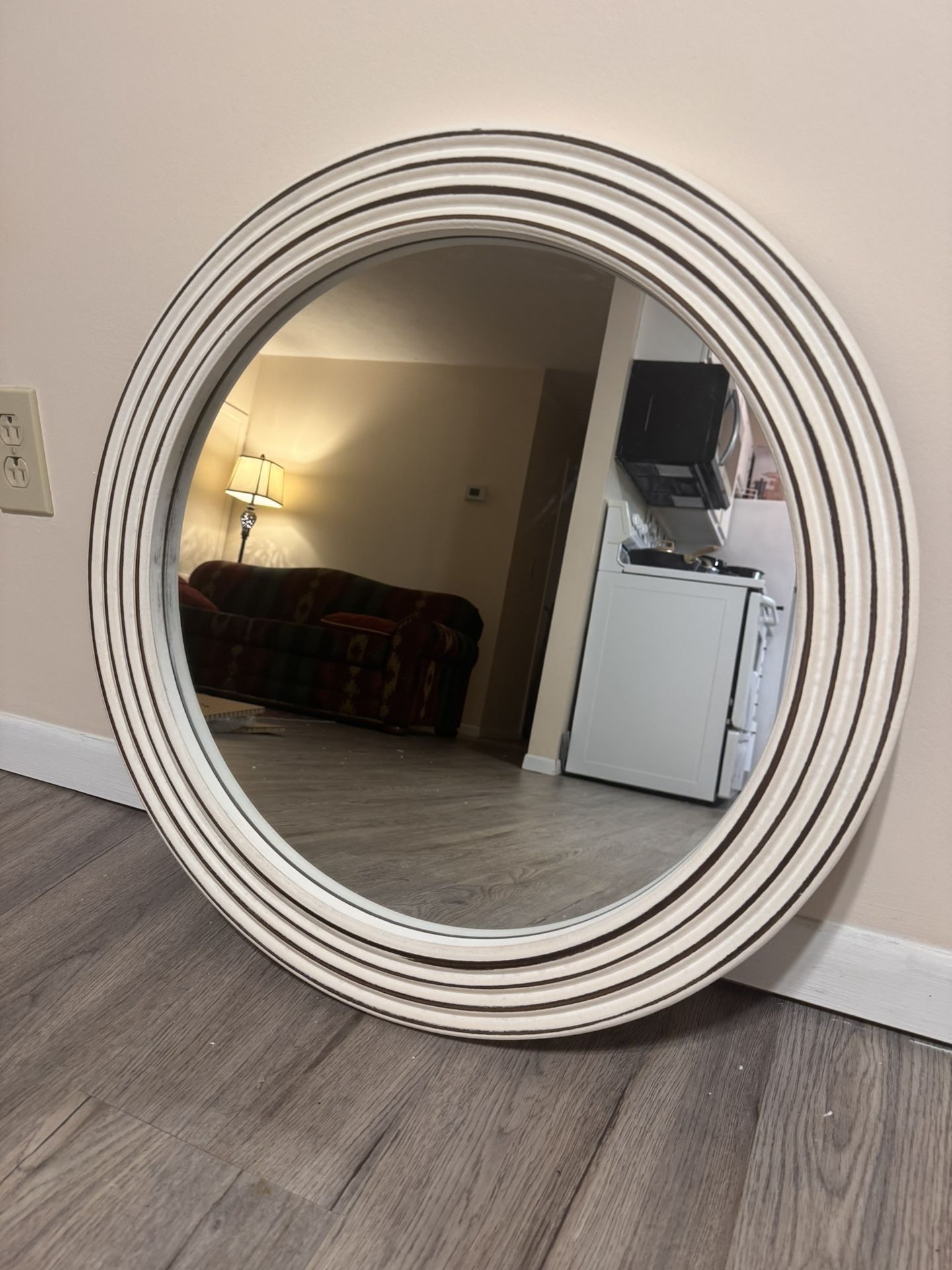 24” White Round Wall Mirror – Modern / Farmhouse Style – NEW