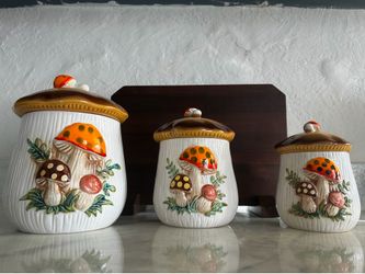 1983 Merry mushroom canister set