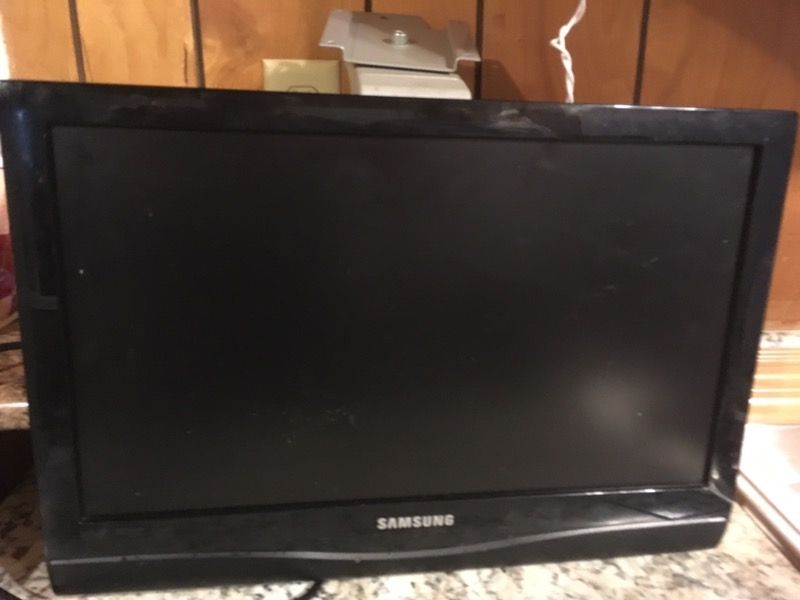 Samsung 19" LCD TV (Model # LN19C350D1D) widescreen with the tv Wall Mount Brackets
