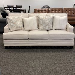 📌Claredon Linen Sofa
Ashley Furniture$10 Down Payment Financing And Delivery Available 