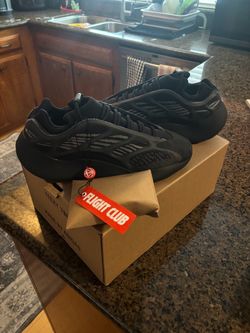 Yeezy 700 ( Sz 8 )