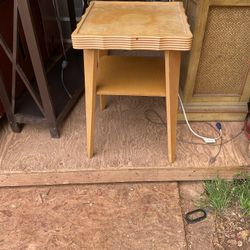 Pretty stand it’s 25 inches tall and 17 by 17 inches across the top asking 19 dollars no holds cross posted