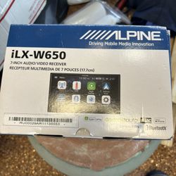 Alpine Radio ILX - W650 (like new)