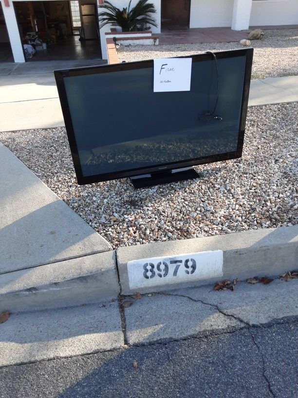 FREE PANASONIC 60" TV WITH REMOTE , NO PICTURE CURRENTLY WORKING