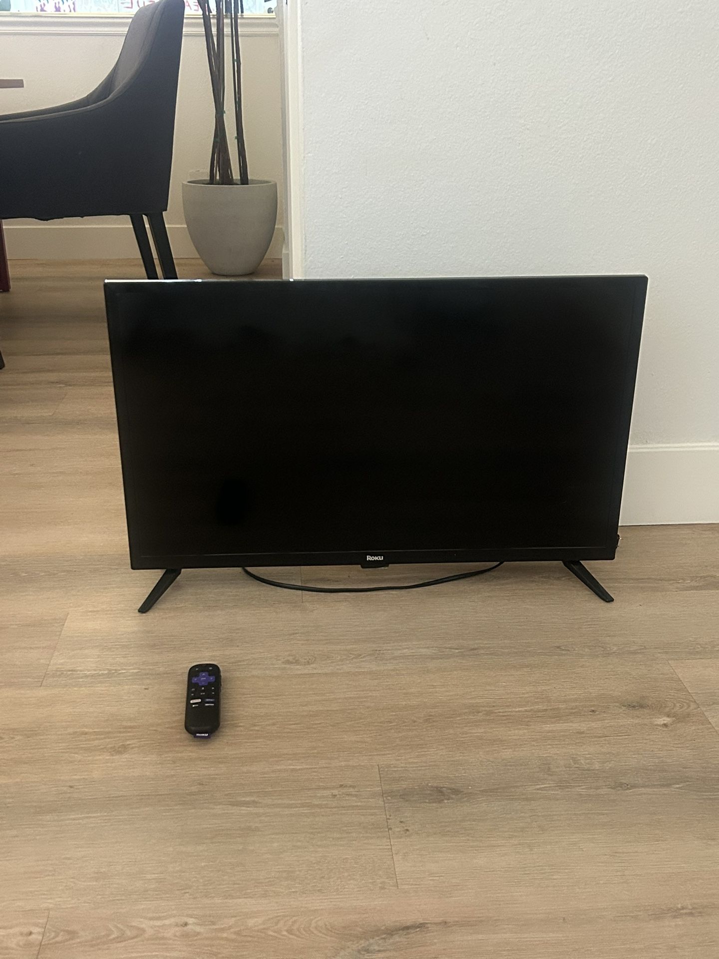ROKU 32 inch tv (Fully working)