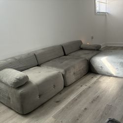 BEAUTIFUL SUPER COMFORTABLE SECTIONAL 