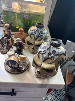 Halloween decor / Skulls