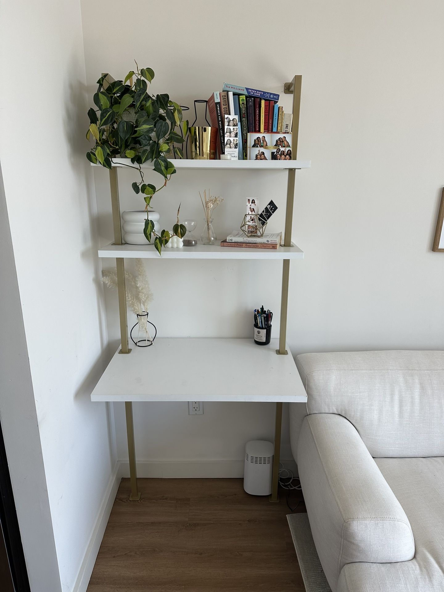 Wood Wall Mount Ladder 2-Shelf Desk Gold