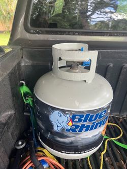 Propane tank Blue Rhino 20 Bbq Size full sealed ready to use $45 NPR Cecelia dr