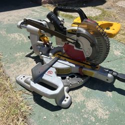 DEWALT 20V MAX Cordless 7-1/4 in. Sliding Miter Saw TOOL ONLY