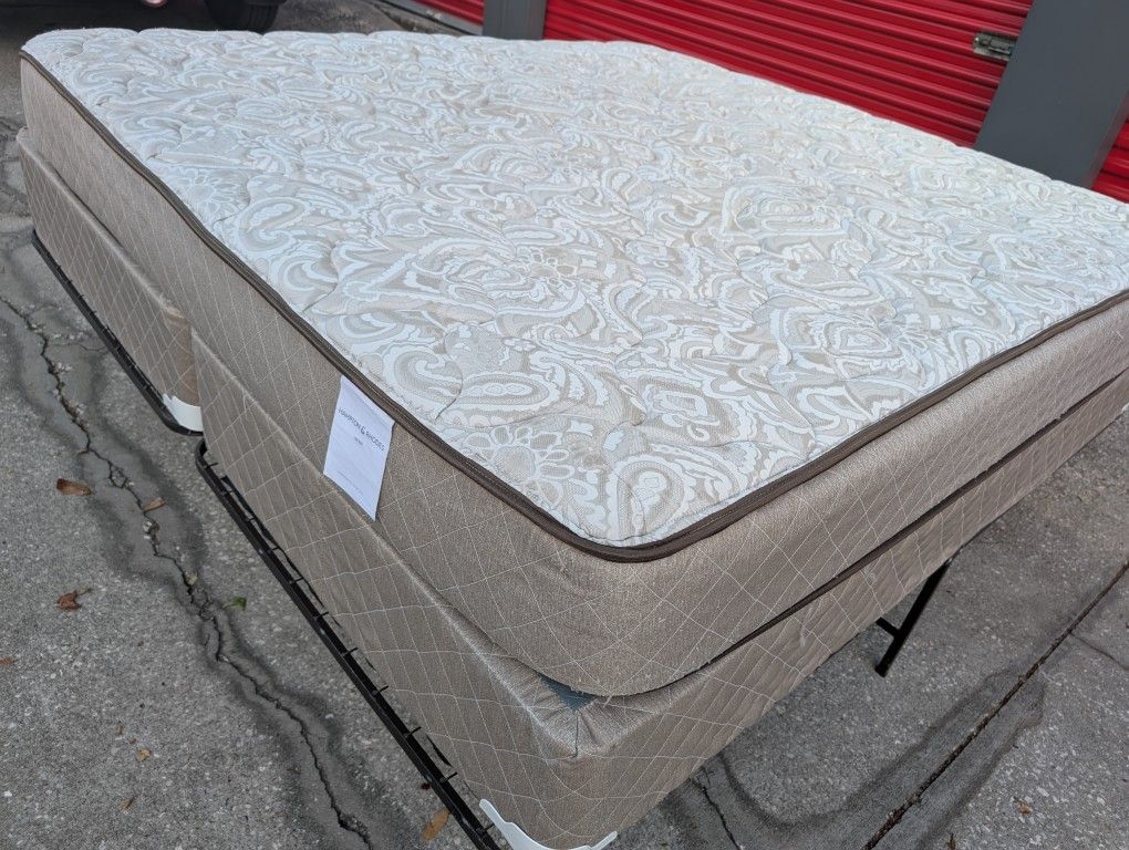 Kin.g mat.tress 9" Hampton & Rhodes and box https://offerup.com/redirect/?o=c3ByaS5uZw==. Free delivery same day.