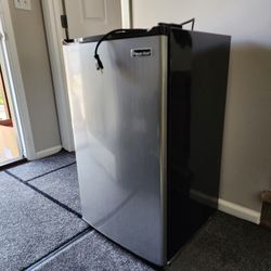 Magic Chef Mini Refrigerator