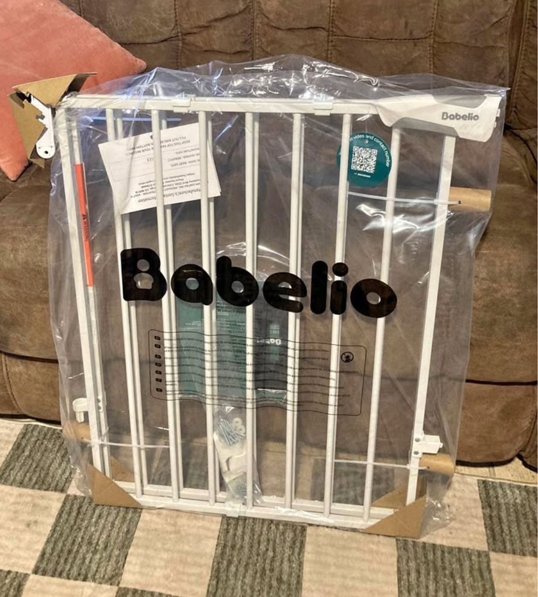 Wide Pet Gate / Baby Gate - Fits Openings 26” - 43”