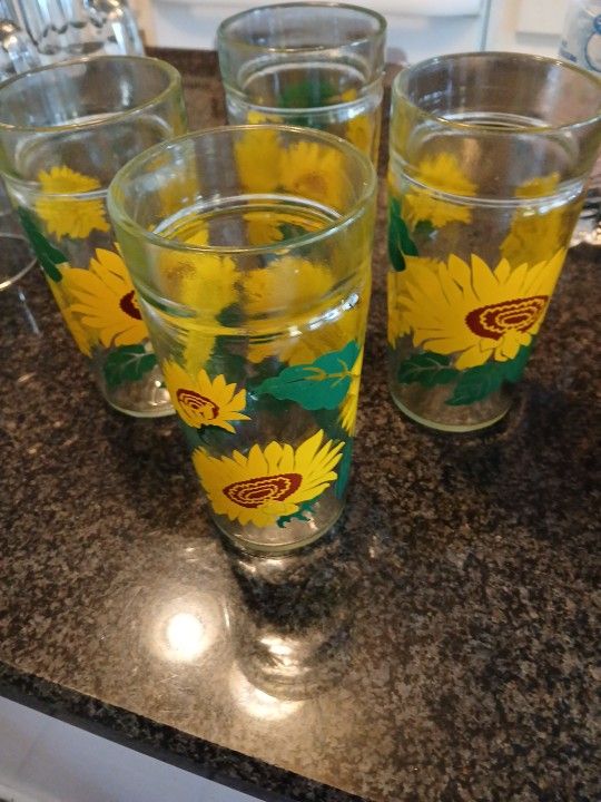 4 Daisey Glass Cups All In Good Condition