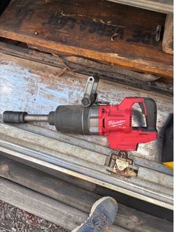 Milwaukee 1in impact wrench 2 batteries & charger
