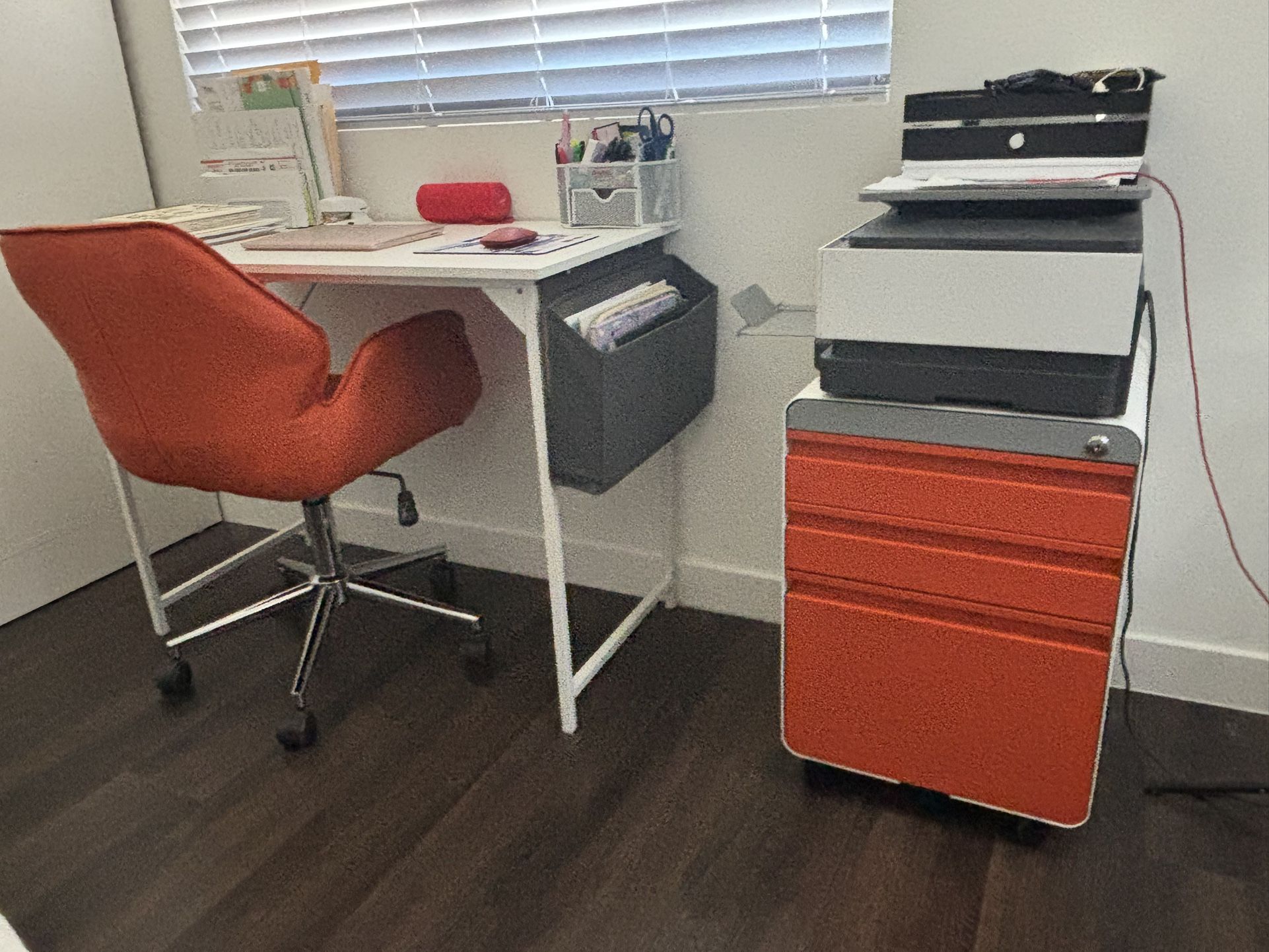 Desk/ Chair/ File cabinet