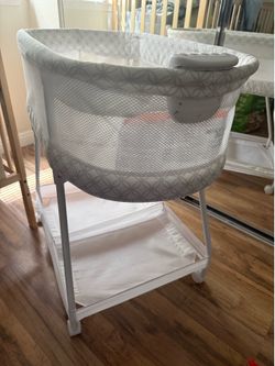 Bassinet w/ mattress & 2 sheets