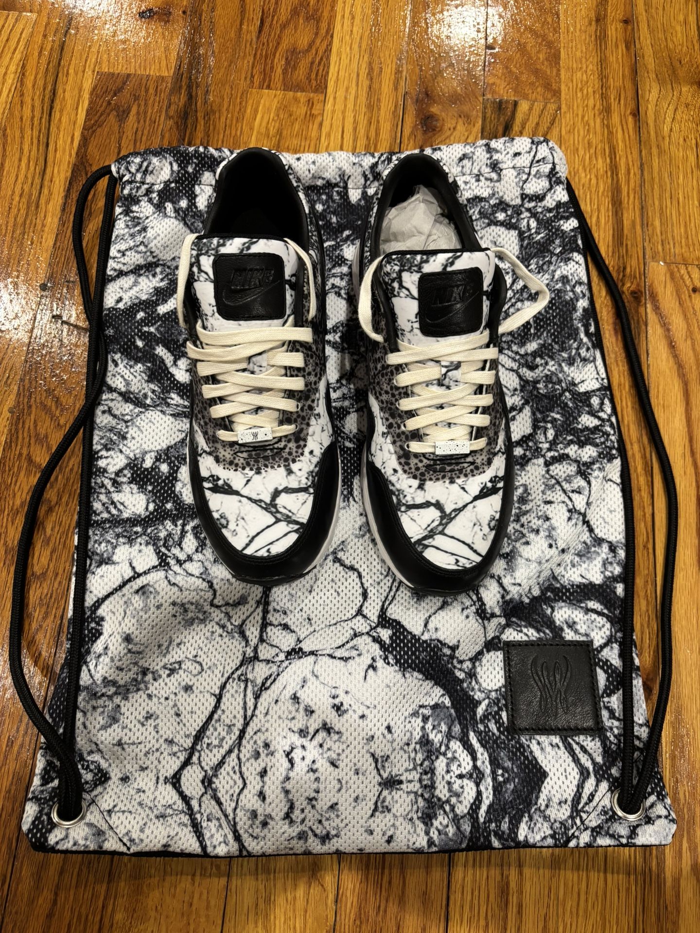 Nike Women’s Sneakers With Bag