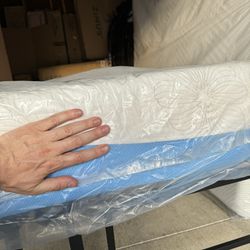 Limited Deal 200$ Queen Size Gel Memory Foam Mattress In A Box 