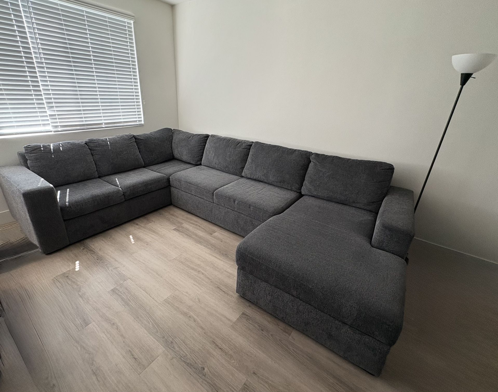 Sectional w/ Storage & Convertible Cushion