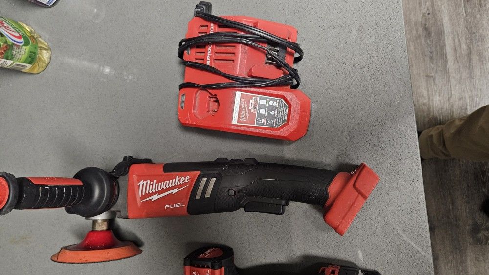 Milwakee M18 Fuel Rotary Polisher