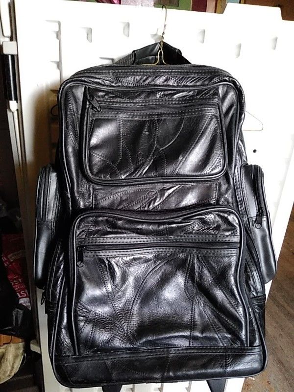 BLACK LEATHER BACKPACK ON 2 WHEELS W11 L17