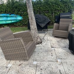 2 wicker arm chairs
