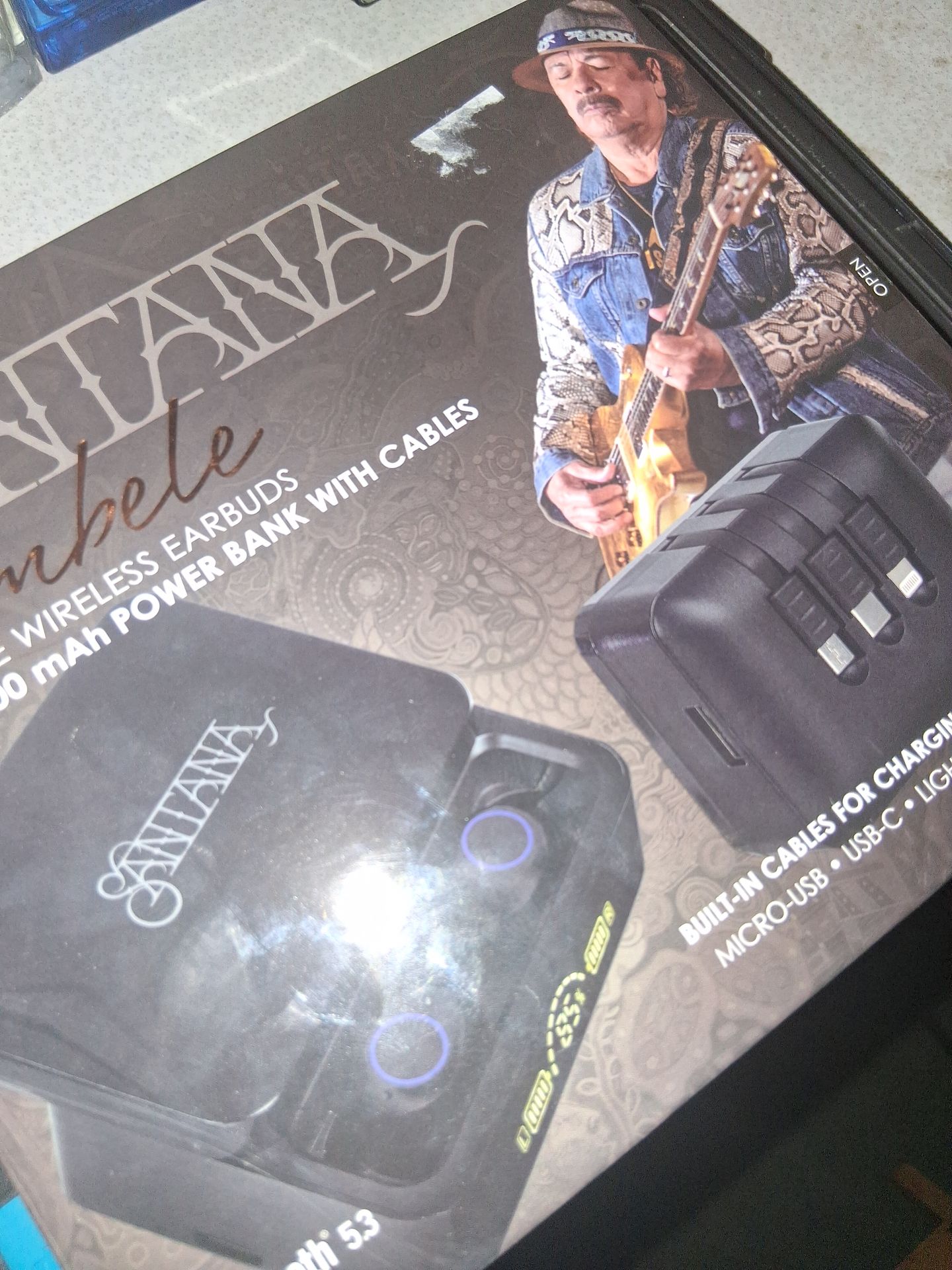 Bluetooth earbuds with built in powerbank