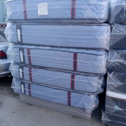 Sealy Mattress For Sale.    Sealy Posturepedic Pro Firm 14"  Queen Mattress