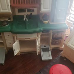 STEP 2 KITCHEN / ART DESK / STORAGE $500