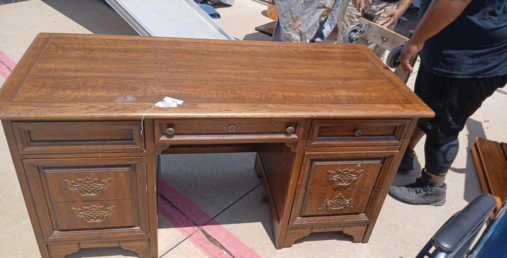 Very Nice Desk 50$ Can Deliver