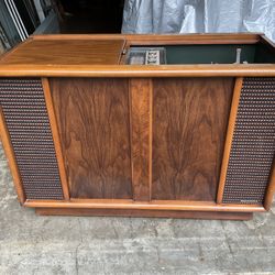 Magnavox Record Player w Radio , Walnut Cabinet
