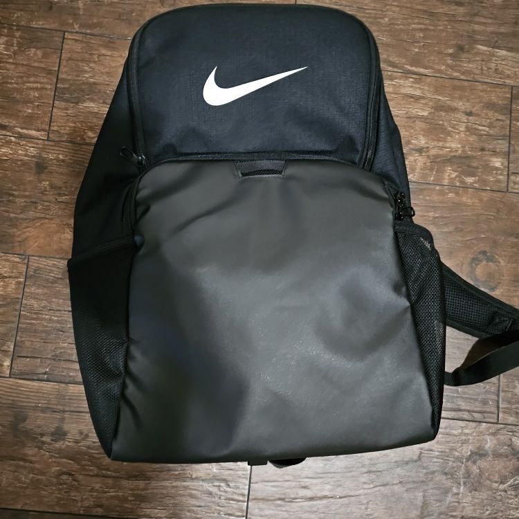 black nike backpack on sales Nike, Unisex, Varsity Elite (32L), Black/Black/Metallic Silver, One Size : Sports & Outdoors protecting your items with the densely woven polyester material Champ sports is having an